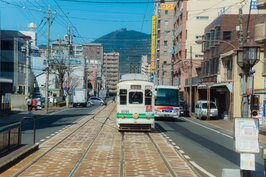 熊本地面電車為共用路權的設計，因此在車輛行駛中不時可看到汽車或機車穿越軌道，甚至在軌道上行駛一段距離。