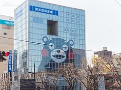 熊本熊的魅力真的無法擋，就連高樓玻璃帷幕上都是熊本部長的樣子。