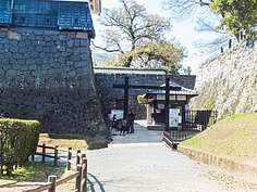 由觀光客當比例尺，就可看出石垣的高度有多巨大。