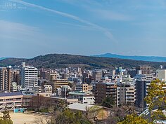 觀光客可登上熊本城天守欣賞周圍風光。