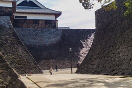 由觀光客當比例尺，就可看出石垣的高度有多巨大，圖中為「本丸御殿」