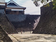 由觀光客當比例尺，就可看出石垣的高度有多巨大，圖中為「本丸御殿」