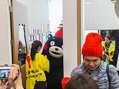 熊本部長才剛現身，現場立刻騷動起來。