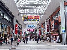 逛完了熊本城，肚子餓的話可搭幾站電車前往附近的商店街打打牙祭。