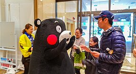 無理頭的熊本部長也會到外面跟遊客互動。