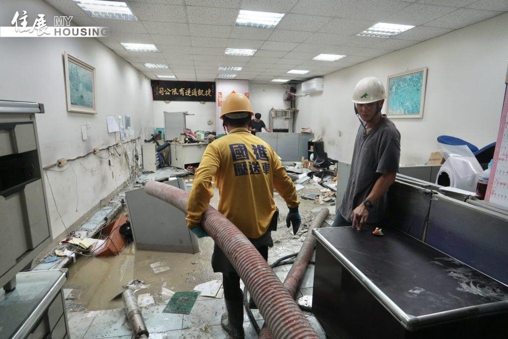 民權東路二段一處工地造成隔壁民宅鄰損,地板不明遭掏空。