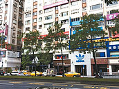 運動品牌拓點　成一級商圈救市主