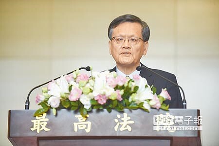 最高法院刑庭發言人花滿堂庭長召開記者會,宣布最高法院刑庭會議決議,只要食品攙偽、假冒,都違反食安法,不需考量有無危害人體健康之虞,最重可判刑7年,將拘束未來法院判決,影響類似食安法案的審判。(郭吉銓攝)