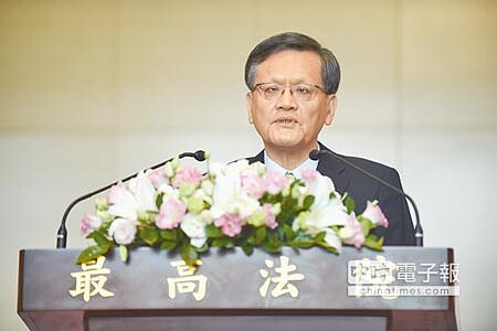 
最高法院刑庭發言人花滿堂庭長召開記者會，宣布最高法院刑庭會議決議，只要食品攙偽、假冒，都違反食安法，不需考量有無危害人體健康之虞，最重可判刑7年，將拘束未來法院判決，影響類似食安法案的審判。（郭吉銓攝）
 