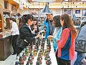 陸團急凍…零團費　還倒貼人頭費