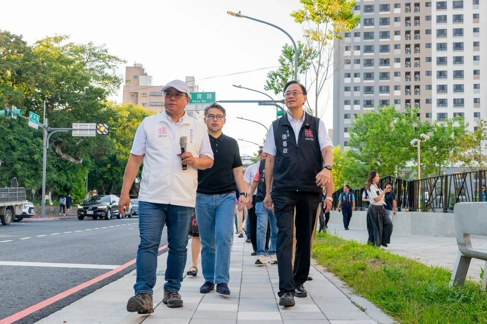 桃園市長張善政表示近年市府特別重視人本交通及行人環境,此次復興路透過縮減車道、擴大人行空間,讓行人能放慢腳步、停留感受街區,也為文化及商業活動提供更多發揮空間。圖:桃園市政府都市發展局提供