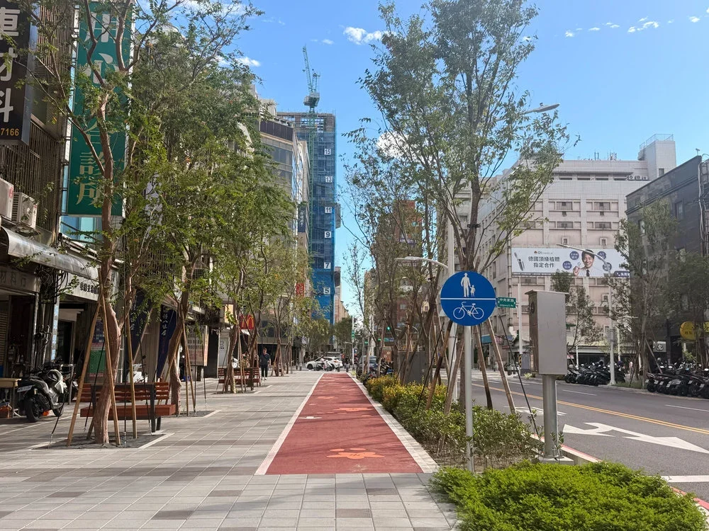 復興路改造針對中美路至中山路兩側人行道拓寬達10公尺,沿街怖設綠植帶、強化綠蔭覆蓋及設置休憩空間。圖:桃園市政府都市發展局提供