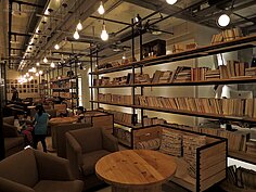 一旁的交誼廳還有個圖書館長廊