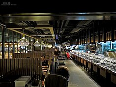 整體可以容納400人以上，空間十分的寬敞，家庭聚餐與公司聚會都適合來此一聚