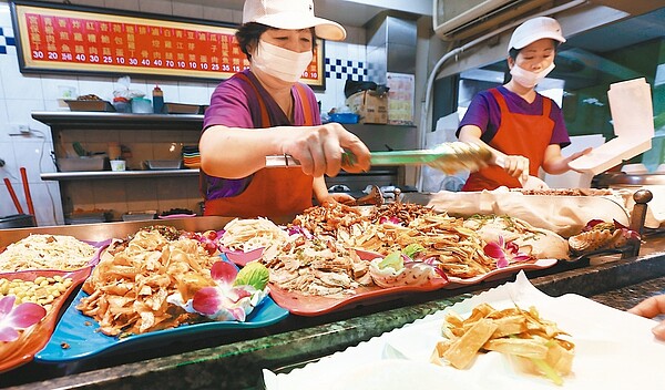 平價自助餐 民眾最愛主計總處公布11月消費者物價總指數,創8個月新高,在如此景氣下,平價自助餐成了民眾的最愛。 記者杜建重/攝影