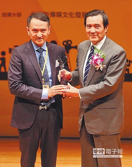 前總統馬英九(右)6日出席在松菸誠品舉行的2016兩岸新聞報導獎暨金媒獎頒獎典禮,現場頒獎給愛爾麗國際醫療集團董事長常如山(左),感謝他對於此次活動的貢獻。(趙雙傑攝)