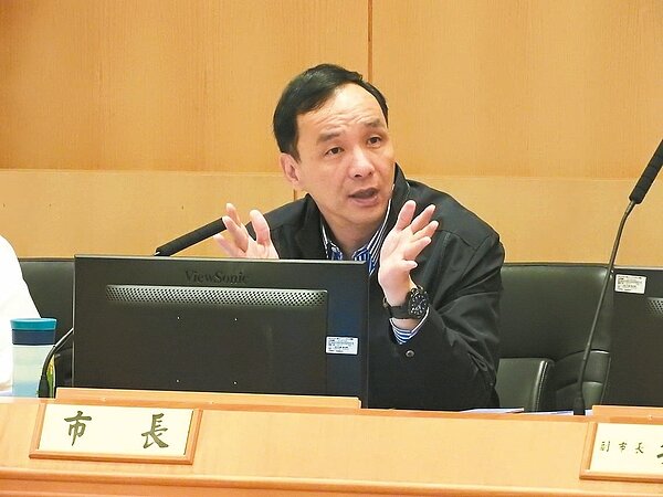 新北市長朱立倫昨天談到機捷，盼票價合理化。 記者祁容玉／攝影