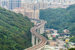 機場捷運以兩色列車區分站站停與直達車，其中紫色外觀塗裝的列車就是直達車，乘客可別搭錯了。（好房網News記者張聖奕／攝影）