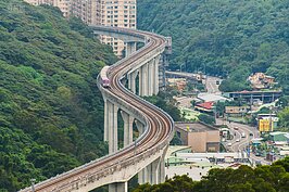 捷運青山段號稱目前所有捷運路網中最高的捷運，有民眾看到照片有點擔心安全性。（好房網News記者張聖奕／攝影）