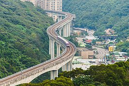 在龜山上班的上班族期盼捷運快通車，再也不用開車或騎車走在險陡的青山路上。（好房網News記者張聖奕／攝影）