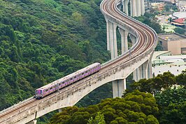 青山段左邊靠山右邊離民宅有段距離，因此並未有設立隔音牆，屆時搭乘機捷就可居高臨下欣賞大台北風景。（好房網News記者張聖奕／攝影）