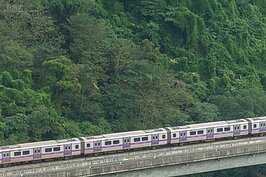 紫色直達車放慢速度，準備進入較彎的S彎道。（好房網News記者張聖奕／攝影）