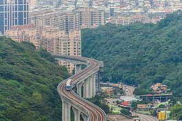 搭站站停的機場捷運正通過S彎道。（好房網News記者張聖奕／攝影）