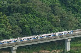 藍色塗裝的每站皆停列車正準備進入較彎的S彎道。（好房網News記者張聖奕／攝影）