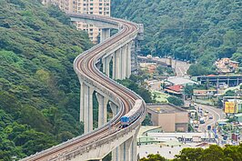 由台北車站出發到最終目的中壢，若是搭站站停的機場捷運，恐怕花的時間會比搭台鐵自強號還要久，因此台北車站到中壢的通勤民眾還是可以搭乘較快的台鐵列車比較容易掌握時間。（好房網News記者張聖奕／攝影）