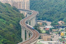 搭站站停的機場捷運正通過S彎道。（好房網News記者張聖奕／攝影）