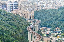 搭站站停的機場捷運正通過S彎道。（好房網News記者張聖奕／攝影）