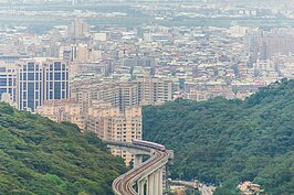 透過長鏡頭，可以看到機場捷運路線穿越目前十分熱門的新莊重劃區一帶。（好房網News記者張聖奕／攝影）