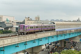車頭正面中央的門是緊急逃生門，萬一有什麼特殊狀況，往車頭車尾兩端疏散就是。（好房網News記者張聖奕／攝影）