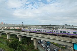 這個角度可看到遠方的五楊高架以及下方的國道一號高速公路。（好房網News記者張聖奕／攝影）