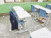 壁癌＋漏水　敦化國小天花板水泥砸課桌