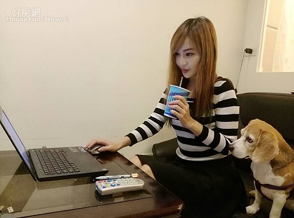 2.私底下的Manie生活相當樸實,平時宅在家裡不是看書聽音樂,就是和心愛的狗玩耍。