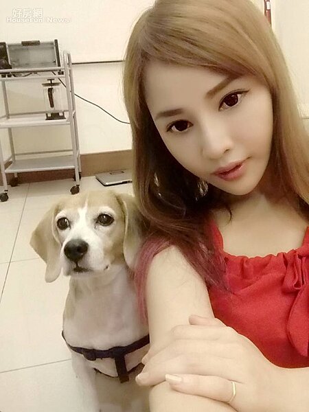 6.Manie平時窩在家喜歡與狗狗玩耍,無論做什麼牠都緊黏著,讓Manie有陪伴的感覺。