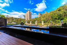 拉開窗簾，藍天綠蔭立刻印入眼簾，這讓每天忙於新聞工作的陳雅琳能夠喘息重新再出發。