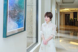 喜歡繪畫的陳雅琳，為了圓母親的夢，念了師專當了老師，在任用期滿之後，毅然決然轉換跑道追求真相成了新聞記者。她說，退休後將專注在繪畫上。