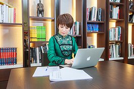 採訪中休息時，陳雅琳抓緊時間繼續處理工作。