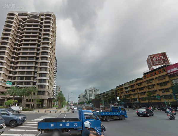 新北市新莊區思源路上的豪宅、舊公寓對比十分強烈。（翻攝自Google Map）