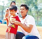 陳偉殷上體育課　慢飛天使開心揮棒