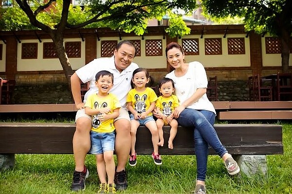 柯以柔投資理財一把罩,已陸續經手至少6間房。(翻攝自柯以柔臉書)