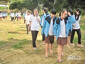 體驗非洲小孩辛苦　尖山學子製鞋募鞋