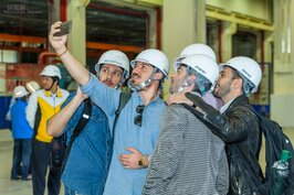 列車車體與機電製造商的義大利工程人員開心的玩自拍。