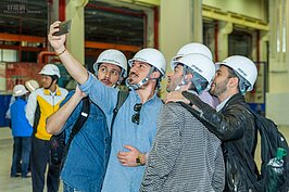 列車車體與機電製造商的義大利工程人員開心的玩自拍。