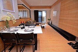 餐廳與客廳貫連，縱深很夠，所以不至於空間壅塞，吃飯與休息都能享受真正隔開的感覺