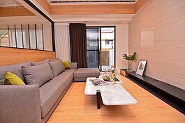 隔間都以磚牆設計，隔音效果還不錯；地板採用極簡木質材料，視覺感官十分溫暖