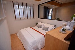 客廳房臥房配置簡潔，透明窗口正對客廳，讓空間感看起來少了壅塞