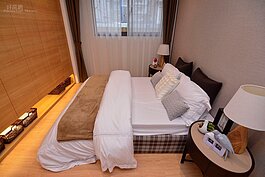 空間利用得宜，衣櫃下令有小空間能夠擺放其他物品